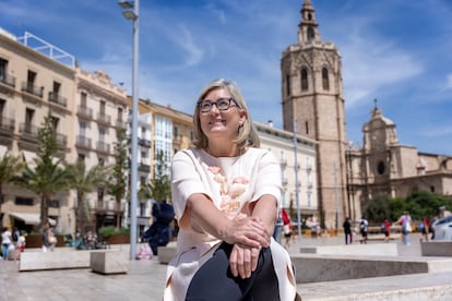 La candidata de Ciudadanos a la presidencia de la Generalitat, Mamen Peris, en la plaza de la Reina de Valencia.