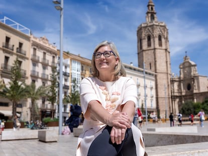 La candidata de Ciudadanos a la presidencia de la Generalitat, Mamen Peris, en la plaza de la Reina de Valencia.