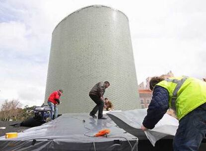 Varios operarios preparando ayer el monumento al 11-M de Atocha para el acto de hoy.