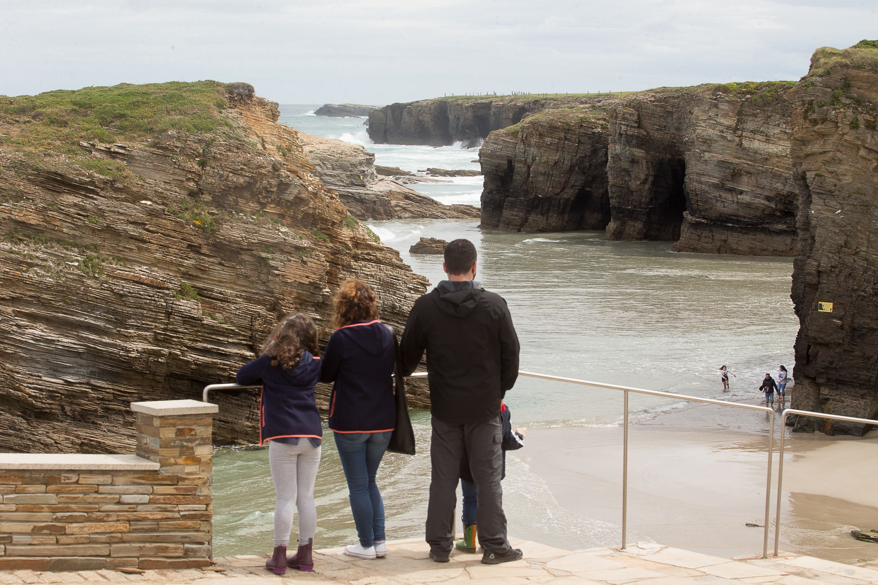 Un grupo de personas, en la playa de Las Catedrales en Ribadeo (Lugo).