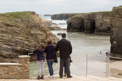 Un grupo de personas, en la playa de Las Catedrales en Ribadeo (Lugo).