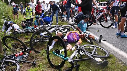 El caos posterior a la segunda caída de la etapa del sábado en el Tour de Francia.