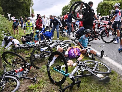 Accidente múltiple del pelotón, provocado por una fan, durante el Tour de Francia, el 26 de junio de 2021.