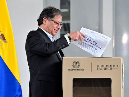 El presidente de Colombia, Gustavo Petro, tras votar en las elecciones regionales del 29 de octubre.