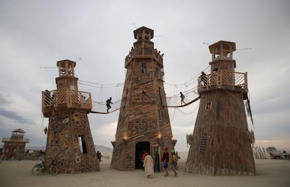 Participantes del festival pasean por una instalación artística, en Nevada (EE UU).
Participants wa