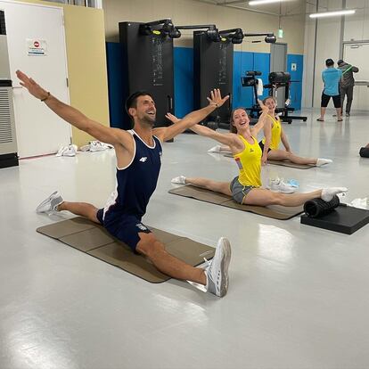 Djokovic estira junto a las gimnastas belgas Nina Derwael y Maellyse Brassart en la Villa Olímpica.