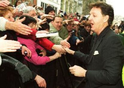 Paul Mc Cartney saluda a sus admiradores tras la presentación del libro <i>Blackbird singing</i>.