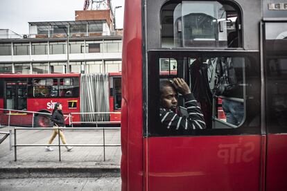 Transmilenio, el polémico sistema de transporte masivo de Bogotá.