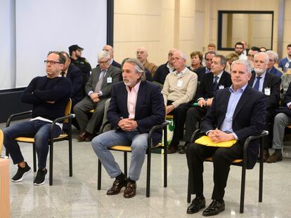 Los acusados Álvaro Pérez "El Bigotes", Francisco Correa y Pablo Crespo al comienzo del juicio por el caso Gürtel, en la Audiencia Nacional el 9 de marzo de 2020.
