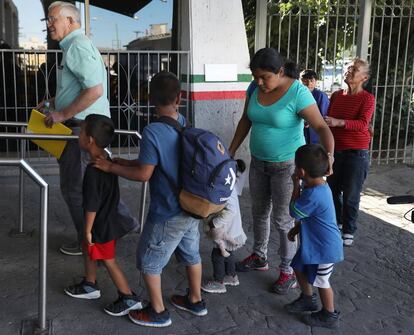 Una familia de migrantes cruza la frontera en Ciudad Juárez