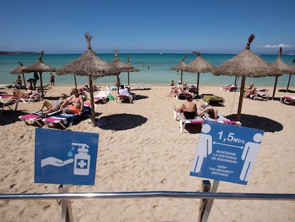 Turistas en la playa de Palma de Mallorca la semana pasada.