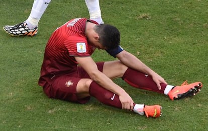 Cristiano se lamenta sobre o gramado.