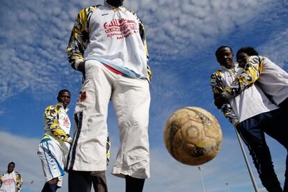 Inmigrantes africanos que forman parte del equipo de fútbol ASD Mineo, durante un entrenamiento en el Centro de Inmigración en Mineo, Sicilia.