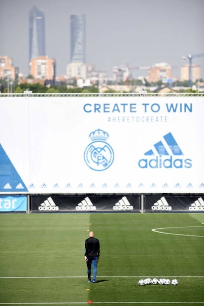Zidane durante el entrenamiento del Real Madrid previo a la final de la Champions, el 22 de mayo de 2018.