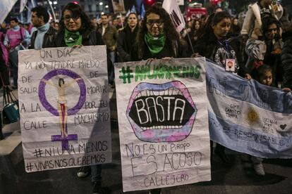 Decenas de bocas abiertas con la palabra "BASTA". De ese modo tan gráfico, una multitud de jóvenes expresó su rechazo a las groserías que les profieren a diario hombres con los que se cruzan en la vía pública. "No es un piropo, es acoso callejero", consideran las entrevistadas, cansadas de tener miedo cuando salen a la calle. Sus pañuelos verdes anudados al cuello dan cuenta de otra reivindicación: el derecho a decidir sobre sus propios cuerpos con una ley de aborto legal, seguro y gratuito.