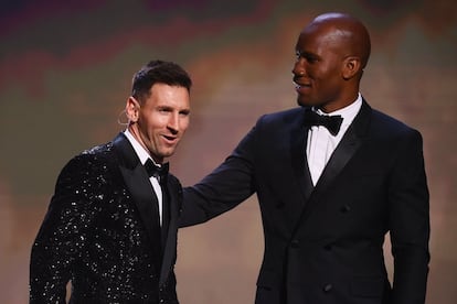 El exfutbolista y presentador de la gala, Didier Drogba, felicita a Messi por su séptimo Balón de Oro.