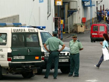 La Guardia Civil vigila el cierre patronal de Valeo en Abrera