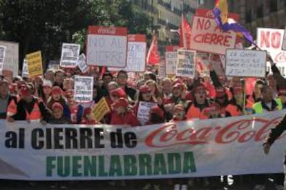 Trabajadores de Coca-Cola en una imagen de la concentración que tuvo lugar ayer en la Puerta del Sol en protesta por el expediente de regulación de empleo (ERE) anunciado el 22 de enero por la compañía, que incluye el cierre de la única planta madrileña e implicaría la pérdida de unos 700 puestos de trabajo directos e indirectos.