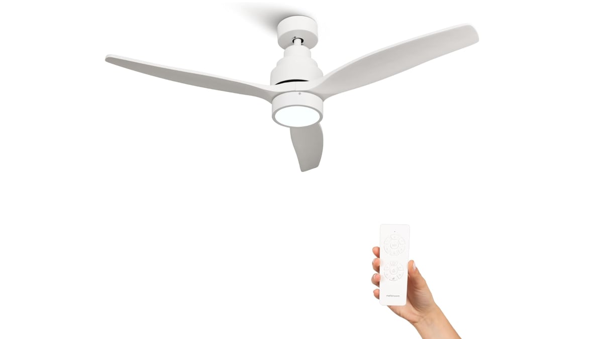 Ventilador de techo con triple aspa y luz integrada, de Mellerware.