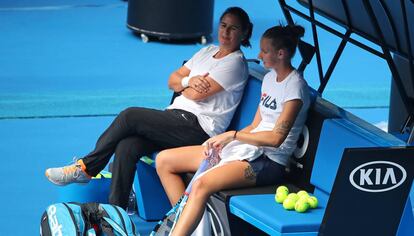 Conchita Martínez charla con Pliskova durante un entrenamiento en Melbourne.