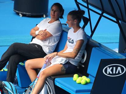 Conchita Martínez charla con Pliskova durante un entrenamiento en Melbourne.