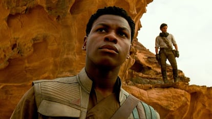 <b>Éxitos</b>: Fue finalista para lograr el protagonista de ‘Kingsman’, pero entonces nadie le había preparado para lo que vendría. Antes de ‘Star Wars’, Boyega ya tenía una película de culto: ‘Attack of the block’, una pequeña obra británica que mezclaba una invasión alienígena con los barrios bajos londinenses donde le vio J.J. Abrams. Incluso se había dejado ver en la serie ‘24’.</p> <b>Fracasos</b>: Desde que su cara se popularizó como el primer 'stormtrooper' negro, han intentado dar oportunidades a Boyega fuera de ‘La guerra de las galaxias’. Pero ninguna ha resultado. Capitaneó la secuela de bajo presupuesto del ‘Pacific Rim’ de Guillermo del Toro, trabajó con Kathryn Bigelow en ‘Detroit’, y con Tom Hanks y Emma Watson en ‘El círculo’, pero ninguna acabó de despegar. Su carrera está por contar. Puede pasar cualquier cosa.