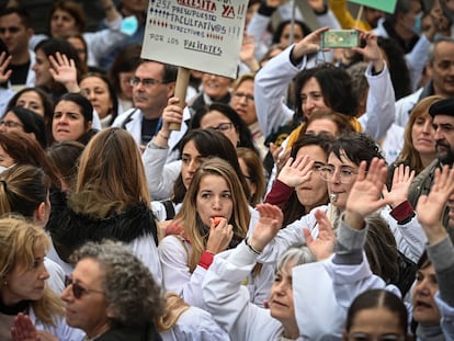 Decenas de profesionales sanitarios en la concentración convocada por el sindicato de médicos (Amyts), frente a la Gerencia de Atención Primaria, el 21 de noviembre, día de inicio de la huelga.