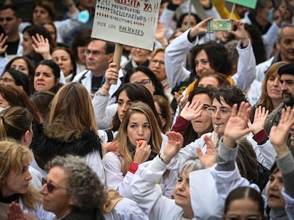 Concentración de médicos, el lunes ante la sede de la Gerencia de Atención Primaria, en Madrid.