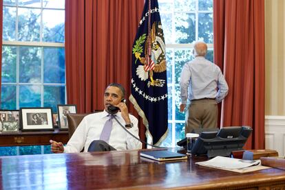 Imagen distribuida por la Casa Blanca de Obama y el vicepresidente Joe Biden en el Despacho Oval.