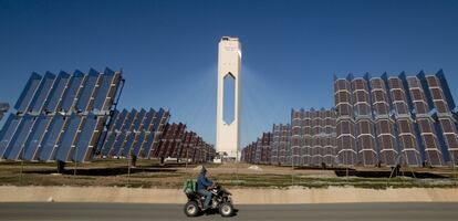 Planta solar de Abengoa en Sanl&uacute;car la Mayor (Sevilla).