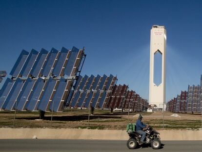 Planta solar de Abengoa en Sanl&uacute;car la Mayor (Sevilla).