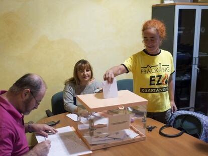 Una vecina de Kuartango vota en la consulta con una camiseta en contra del 'fracking'.