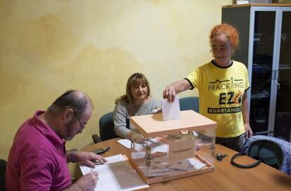 Una vecina de Kuartango vota en la consulta con una camiseta en contra del 'fracking'.