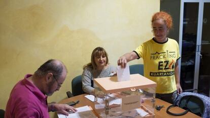 Una vecina de Kuartango vota en la consulta con una camiseta en contra del 'fracking'.