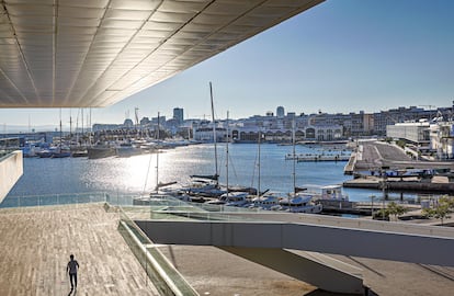 Vista de la dársena del puerto desde el edificio Veles e Vents de Valencia.