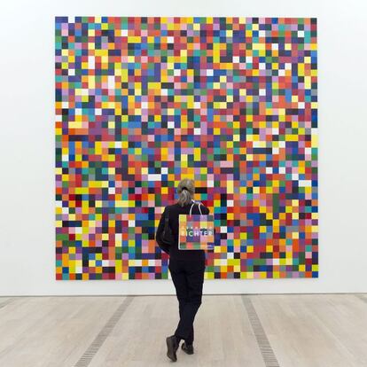 Una visitante observa la obra "4900 colores" (2007), del artista alemán Gerhard Richter, expuesta en la Fundación Beyeler en Riehen, cerca de Basilea (Suiza).