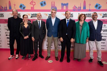 De izquierda a derecha, Vicent Agudo, Claverol, Jaume Collboni, Ignacio Soto, Albert Dalmau, Pilar Rocas y Joan Alegre, en la alfombra roja de la cena de nominados de Los 40 Music Awards celebrada en el museo marítimo.