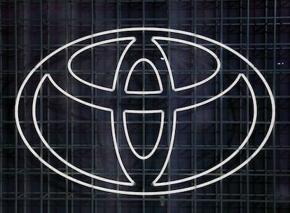 El logo de Toyota, en una imagen de archivo de un salón del automóvil en Tokio.