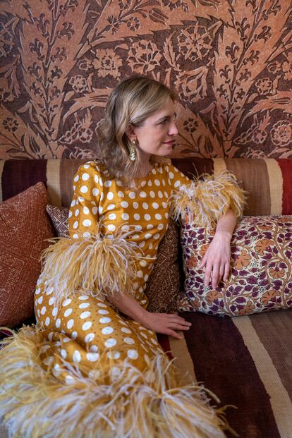 La casa de Mondadori es  esencialmente eso, un hogar cómodo para ella y su familia. El sofá está tapizado con una tela de la firma inglesa Lewis &  Wood. 