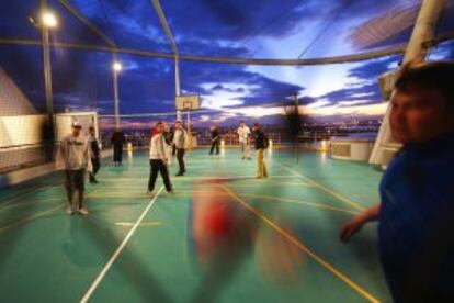 Un partido de baloncesto en la cubierta de un crucero.