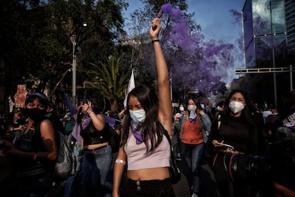 Un grupo de mujeres avanza en el interior de la marcha.