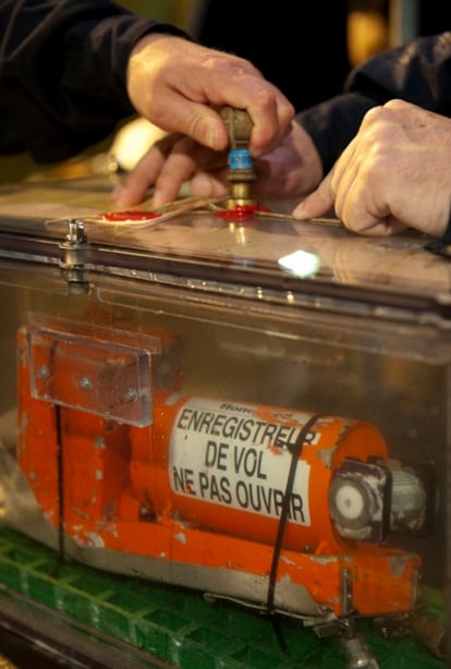 La segunda caja negra del avión de Air France desaparecido, sellada tras su recuperación del mar.