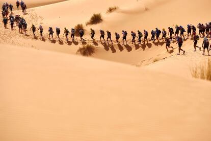 Los participantes en la 31 edición del Maratón de las Arenas se enfrentan a 257 kilómetros en el sur del desierto del Sáhara marroquí, bajo uno de los climas más inhóspitos del mundo.