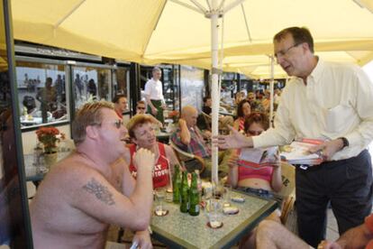 El ministro de Economía holandés, Jan Brinkhorst, hace campaña a favor del <i>sí</i> en la playa de Scheveningen.