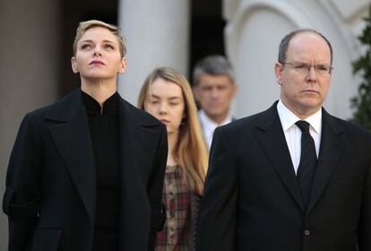 La princesa Charlene de Monaco, la princesa Alejandra de Hanover y el príncipe Albert II de Monaco guardan un minuto de silencio en Mónaco.