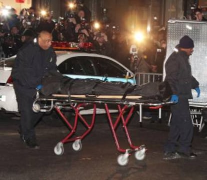 El 22 de enero de 2008, Heath Ledger falleció a los 28 años. La causa sigue siendo un misterio. En la imagen, los trabajadores del centro médico New York City trasladan su cuerpo.