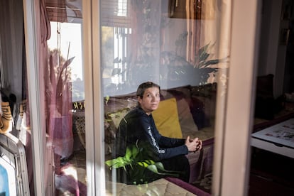 Naima Mrbaret, una de las afectadas por los cortes de luz, en su casa del barrio de Cartuja (Granada).
