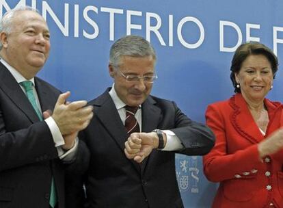 Miguel Ángel Moratinos, José Blanco y Magdalena Álvarez, durante el acto de relevo en Fomento.