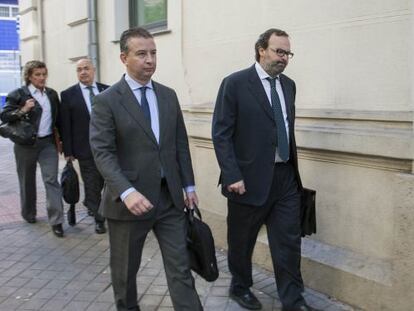 Fernando Sainz de Varanda, a la derecha, y Francisco Checa, detrás, a su llegada este lunes a la sede de la Fiscalía Anticorrupción en Madrid.