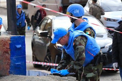 'Cascos azules' inician la investigación del ataque, este jueves en Al Aqbie, en el sur de Líbano.